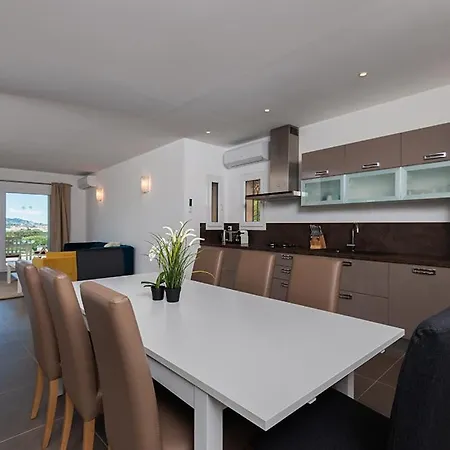 Mandelieu-la-napoule Sleeps 8 Pool Air Con 别墅